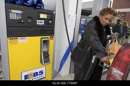 A woman fills the tank of her flexible fuel vehicle with E85 ethanol at a Mobil gas station in suburban Detroit, Canton, Michigan, USA-stock-foto