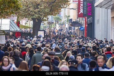 Crowds of people out and about in the Königstraße shopping street. The shops in the pedestrian zone are ready for the Christmas shopping season. Stuttgart, Baden-Württemberg, Germany-stock-foto