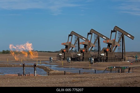 Natural gas is flared off as oil is pumped in the Bakken shale formation; the gas is burned because no pipelines have been built to transport it to market, Watford City, North Dakota, United States-stock-foto