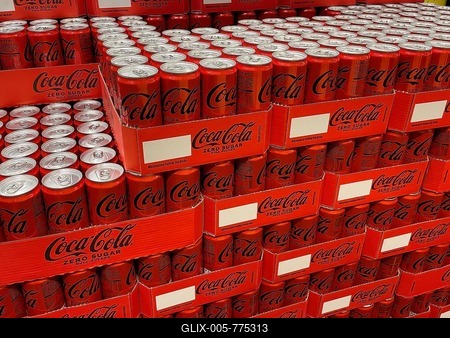 Pallet with cans of soft drink Coca Cola Zero Sugar with inscription Ohne Zucker, Germany-stock-foto