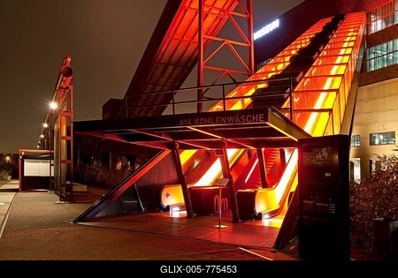 Illuminated gangway to the Ruhr Museum at the Zeche Zollverein Coal Mine Shaft XII, Essen, Ruhr area, North Rhine-Westphalia, Germany-stock-foto