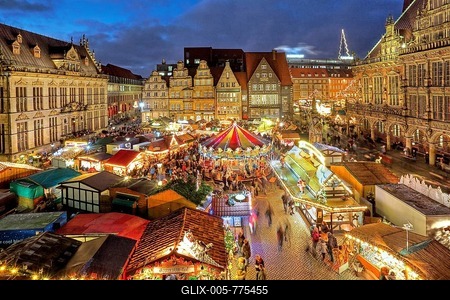 Illuminated Christmas market on the town hall square, in front of town houses, tower of the Liebfrauenkirche and town hall, evening twilight, Bremen, Germany-stock-foto