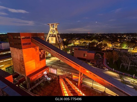 UNESCO World Heritage site Zeche Zollverein, view from the coal washing plant with the Ruhr Museum, on the double winding tower, shaft 12, Essen, North Rhine-Westphalia, Germany-stock-foto