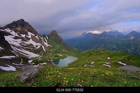 Rappensee Lake with an alpine meadow and a panoramic view of the mountains, Oberstdorf, Oberallgäu, Allgäu, Swabia, Bavaria, Germany-stock-foto