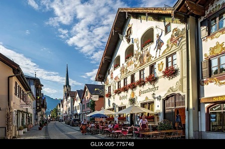 Gasthof Fraundorfer with mural painting of a wedding party by Heinrich Bickel, parish church of the Assumption, Ludwigstraße, Partenkirchen, Garmisch-Partenkirchen District, Werdenfelser Land, Upper Bavaria, Bavaria, Germany-stock-foto