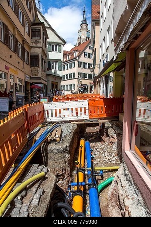 Earthworks, construction site, laying of new supply pipelines, yellow natural gas pipeline, blue drinking water, branch pipelines in buildings, Tübingen, Baden-Würtemberg, Germany-stock-foto