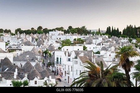 View of the Rione Monti district at dusk, trulli, traditional round houses, trullo settlement, Alberobello, Valle d'Itria, Trulli Valley, Apulia, Italy-stock-foto