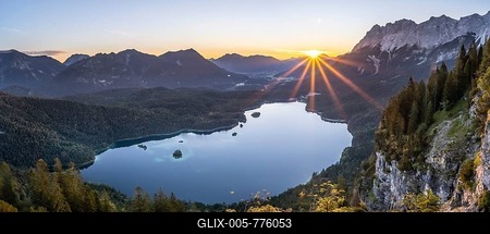 Eibsee lake at sunrise, sun shining over Bavarian alpine foothills, right Zugspitze, Wetterstein mountains near Grainau, Upper Bavaria, Bavaria, Germany-stock-foto