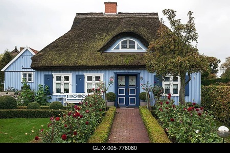 Typical blue thatched-roof house, Born am Darß, Fischland-Darß-Zingst, Mecklenburg-Western Pomerania, Germany-stock-foto
