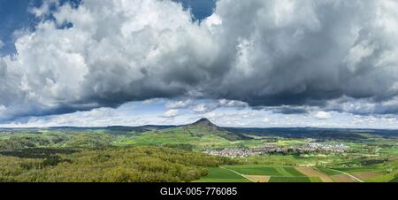 clouds (Cumulus) drifting over the Hegau, on the horizon the Hegau volcano Hohenhewen, Constance district, Baden-Württemberg, Germany-stock-foto