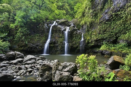 Upper Waikani Falls, also known as Three Bear Falls, waterfalls on the Road to Hana, famous tourist road, east coast of Maui Island, Hawai'i, Hawaii, USA-stock-foto