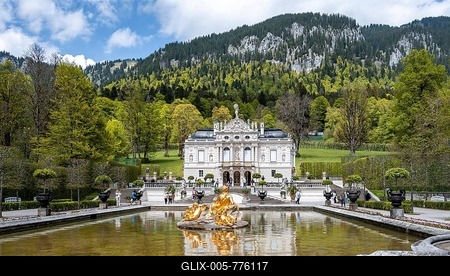 Royal Villa Linderhof Palace with fountain, municipality of Ettal, district of Garmisch Partenkirchen, Upper Bavaria, Bavaria, Germany-stock-foto