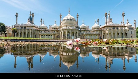 Water lilies in a pond in front of Royal Pavilion Palace, Mirroring, Brighton, East Sussex, England, Great Britain-stock-foto