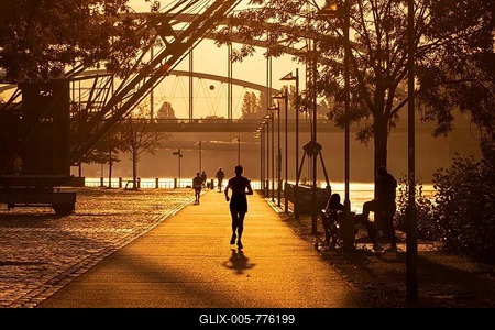 A jogger runs along Frankfurt am Main shortly after sunrise, Frankfurt am Main, Hesse, Germany-stock-foto