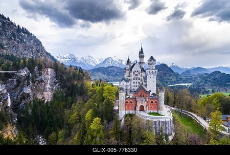 Aerial view of Neuschwanstein Castle with Lake Alpsee and Bavarian Alps, Schwangau, Ostallgäu, Allgäu, Swabia, Upper Bavaria, Bavaria, Germany-stock-foto