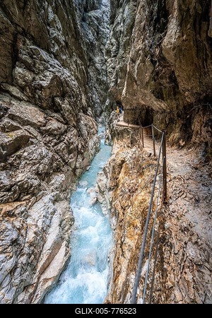 Hiking trail through the Höllentalklamm, near Garmisch-Partenkirchen, Werdenfelser Land, Upper Bavaria, Bavaria, Germany-stock-foto