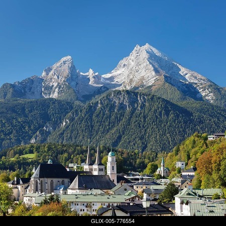 View over Berchtesgaden with collegiate church St.Peter and royal castle to Watzmann, Bavaria, Upper Bavaria, Germany-stock-foto