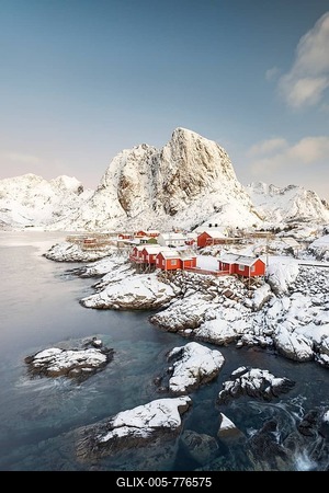 Town and fisherman's cabins or Rorbus in front of snowy mountains, winter, Hamnřy, Moskenesřy, Lofoten, Norway-stock-foto