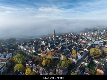 Aerial view of the town of Radolfzell on Lake Constance with autumn vegetation and drifting fog over the lake, district of Constance, Baden-Württemberg, Germany-stock-foto