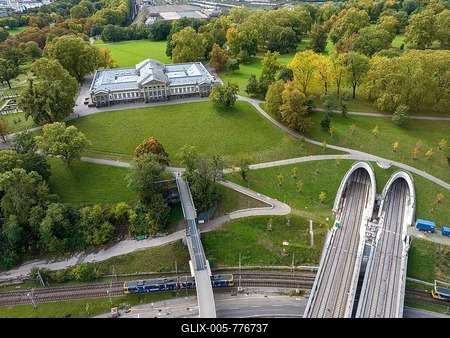 Deutsche Bahn AG's new Neckar Bridge, part of the Stuttgart 21 project. The tracks lead into the Rosenstein Tunnel through Rosenstein Park. Aerial view, Rosenstein Castle on the left. Stuttgart, Baden-Württemberg, Germany-stock-foto