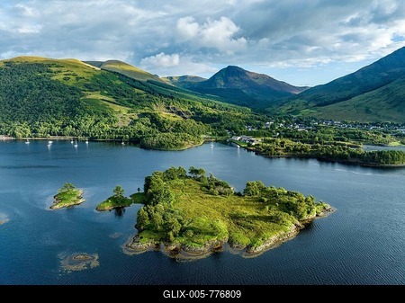 Aerial view of the island of Eilean Munde, behind it the village of Ballachulish with the harbour and the former slate quarry at the western part of the freshwater loch Loch Leven, Highlands, Scotland, Great Britain-stock-foto
