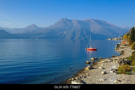 Red sailing boat on the shore, Lake Como, Varenna, Lago di Como, Lombardy, Italy-stock-foto