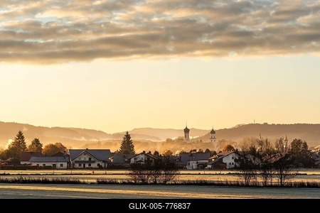 The town of Isny im Allgäu at sunrise in good weather. Autumn, hoarfrost has formed on the meadows. Fog rises from the forests. Isny im Allgäu, Baden-Württemberg, Germany-stock-foto