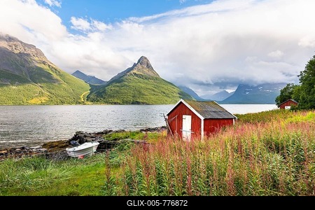Boat cabins by the fjord, Lyngenfjord, Troms og Finnmark, Norway-stock-foto