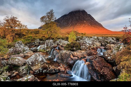 Wild river, waterfall, autumn colours, morning light, mountain landscape, cloudy mood, Buachaille Etive Mňr, Glencoe, Scottish Highlands, Scotland, Great Britain-stock-foto