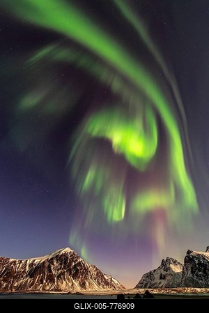 Northern lights (Aurora borealis), sea, mountains, stars, Flakstad, Nordland, Lofoten, Norway, winter Scandinavian landscape-stock-foto