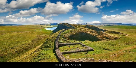 Hadrian's Wall with foundation walls of former watchtower, Haltwhistle, Northumberland, England, United Kingdom-stock-foto