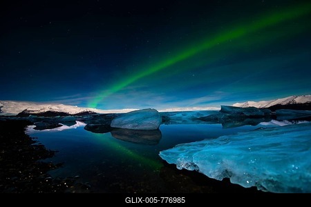 Chunks of ice in the water at the blue hour with polar lights, Jökulsárlón lake, Vik, Iceland-stock-foto