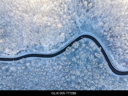 Winding country road near Gutenberg on the Swabian Alb in winter, there is snow in the forest, drone photo, Lenningen, Baden-Württemberg, Germany-stock-foto