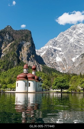 St. Bartholomew's Church, reflection in water, Königssee, lake, Watzmann mountain, Berchtesgaden National Park, Berchtesgaden area, Upper Bavaria, Bavaria, Germany-stock-foto
