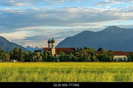 Basilica of St Benedict, Benedictine monastery Benediktbeuern, rear left Jochberg, right Herzogstand and Heimgarten of the Alps, in the back Arnspitze Group in the Wetterstein range of the Alps, Benediktbeuern, Upper Bavaria, Bavaria, Germany-stock-foto