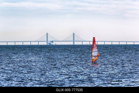 Windsurfers in front of the Öresund Bridge, Řresundsbroen between Malmö and Copenhagen, Sweden-stock-foto