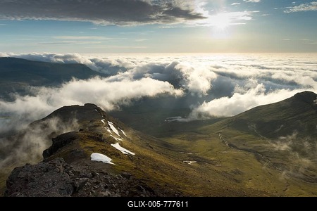 Clouds moving in, summit area of Mt Sl誥taratindur, Eysturoy, Faroe Islands, Denmark-stock-foto