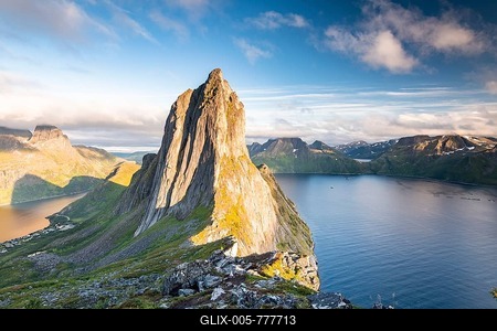 Steep mountain Segla, fjord Mefjorden with mountains, island Senja, Troms, Norway-stock-foto