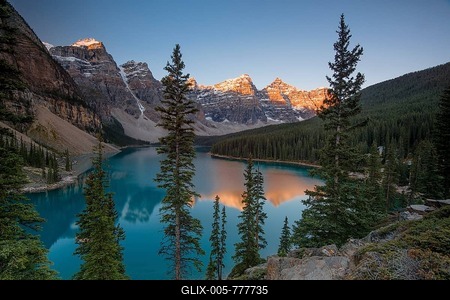 Moraine Lake, glacially-fed lake, in the evening light, Valley of the Ten Peaks, Canadian Rockies, Banff National Park, Alberta Province, Canada-stock-foto