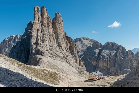 Descent from the Santner via ferrata, in front of Gartl hut, at the back climbing cliffs with Vajolett towers, Rosengarten group, Dolomites, UNESCO World Heritage Site, Alps, South Tyrol, Trentino-Alto Adige, Italy-stock-foto
