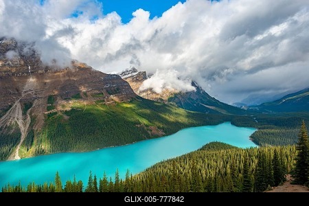 Cloudy mountain peaks, turquoise glacial lake surrounded by forest, Peyto Lake, Rocky Mountains, Banff National Park, Alberta Province, Canada-stock-foto