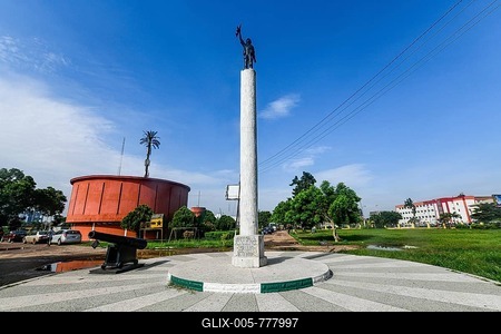 Cenotaph before the Benin National Museum in the Royal gardens, Benin city, Nigeria-stock-foto