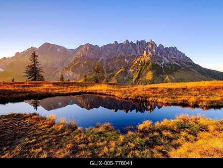 Mandlwände and Hochkönig at sunset reflected in a mountain lake, Mandlwand, Hochkönig, Berchtesgaden Alps, Mühlbach am Hochkönig, Pongau, Salzburg, Austria-stock-foto