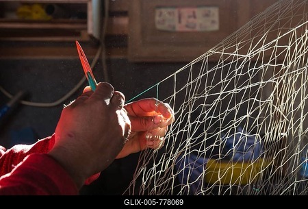 Fisherman repairs a net in his fishermans cottage, San Miguel de Cabo de Gata, Nature Reserve Cabo de Gata-Nijar, Almeria province, Andalusia, Spain-stock-foto