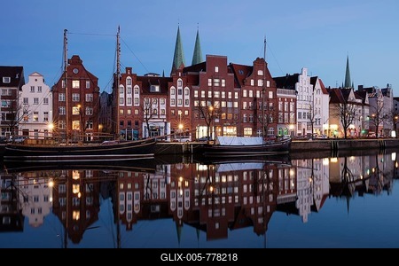 Row of houses with sailboats in the Stadttrave, Untertrave, museum harbour, old town, dusk, Lübeck, Schleswig-Holstein, Germany-stock-foto