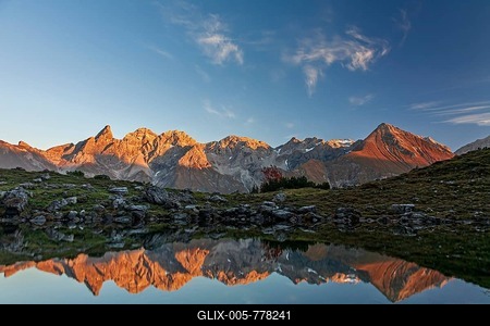 Mountains reflected in a small lake at sunset, autumn, Guggersee, Allgäu Alps, Allgäu, Germany-stock-foto