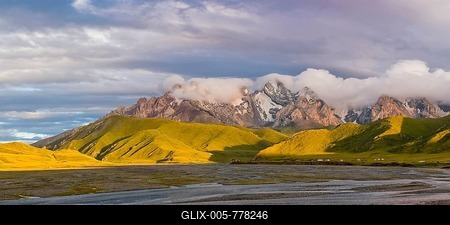 River coming from Köl-Suu mountain range, Kurumduk valley, Naryn province, Kyrgyzstan-stock-foto