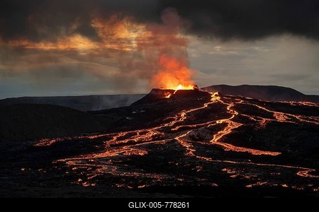 Lava spurting out of crater and reddish illuminated smoke cloud, lava flows, erupting volcano, Fagradalsfjall table volcano, Krýsuvík volcano system, Reykjanes Peninsula, Iceland-stock-foto