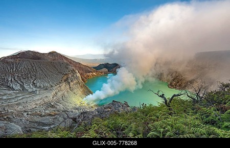 Volcano Kawah Ijen, volcanic crater with crater lake and steaming vents, morning light, Banyuwangi, Sempol, Jawa Timur, Indonesia-stock-foto