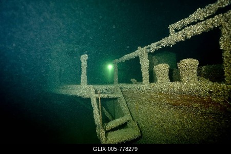 Underwater image of a partly decayed shipwreck covered with mussels, quagga triangle mussel (Dreissena rostriformis bugensis), invasive species, in mystical light, dive site wreck of the Jura, Lake Constance, Bottighofen, Switzerland, Münsterlingen, Germany-stock-foto